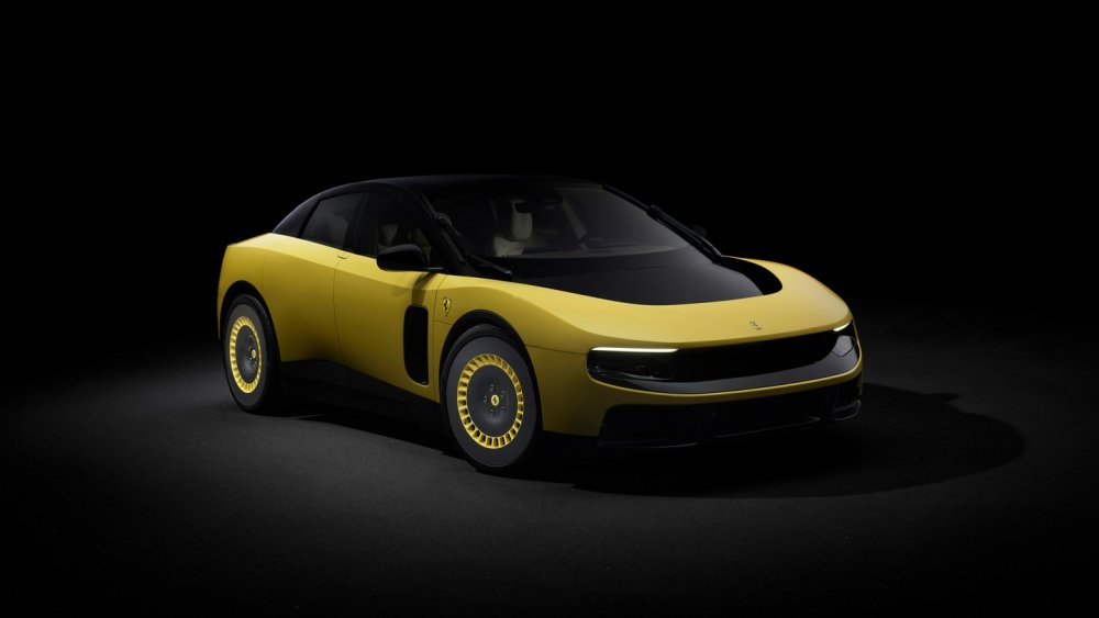 Ferrari představilo svůj první plně elektrický vůz. Model Luce má stát přes 13 milionů korun, nabídnout dojezd 530 kilometrů a značce pomoci oslovit novou generaci bohatých zákazníků. Automobilka ale zároveň mírní své elektrické plány.