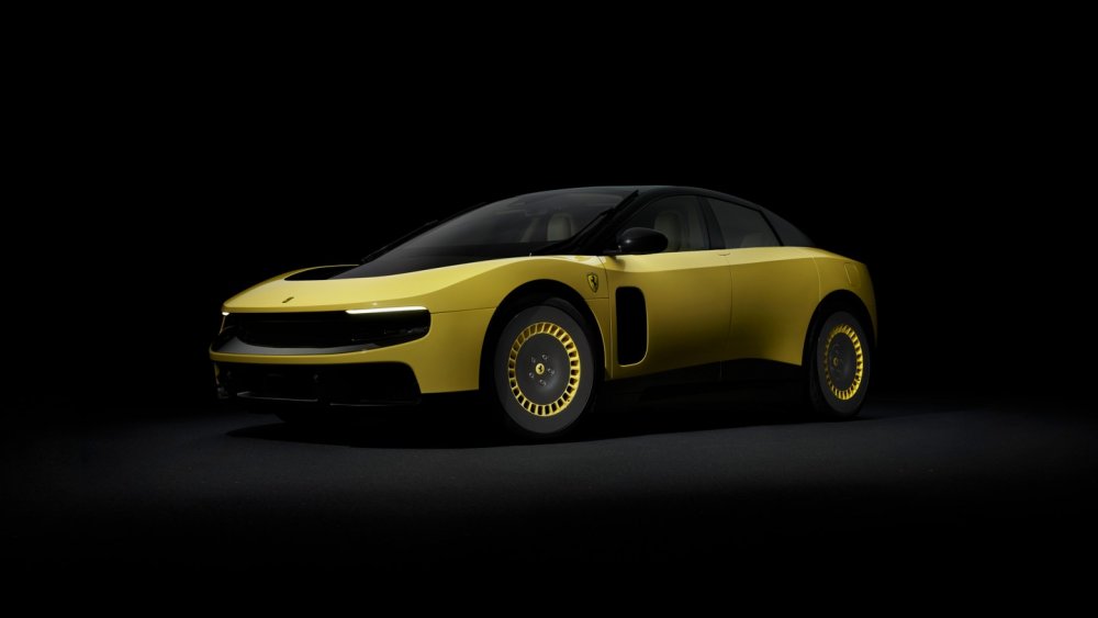 Ferrari představilo svůj první plně elektrický vůz. Model Luce má stát přes 13 milionů korun, nabídnout dojezd 530 kilometrů a značce pomoci oslovit novou generaci bohatých zákazníků. Automobilka ale zároveň mírní své elektrické plány.