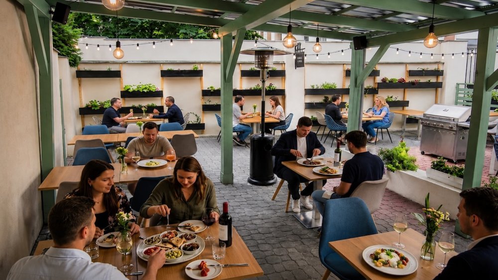 Restaurace nabízí posezení na zahrádce.