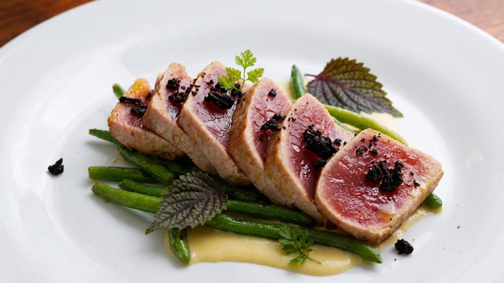  Za ochutnání stojí třeba tuňák, kterého dostáváme na stůl jen lehce zataženého zvenku, aby si uvnitř zachoval máslovou jemnost sashimi. Jeho chuť je čistá, delikátní a téměř se rozpadá na jazyku. 