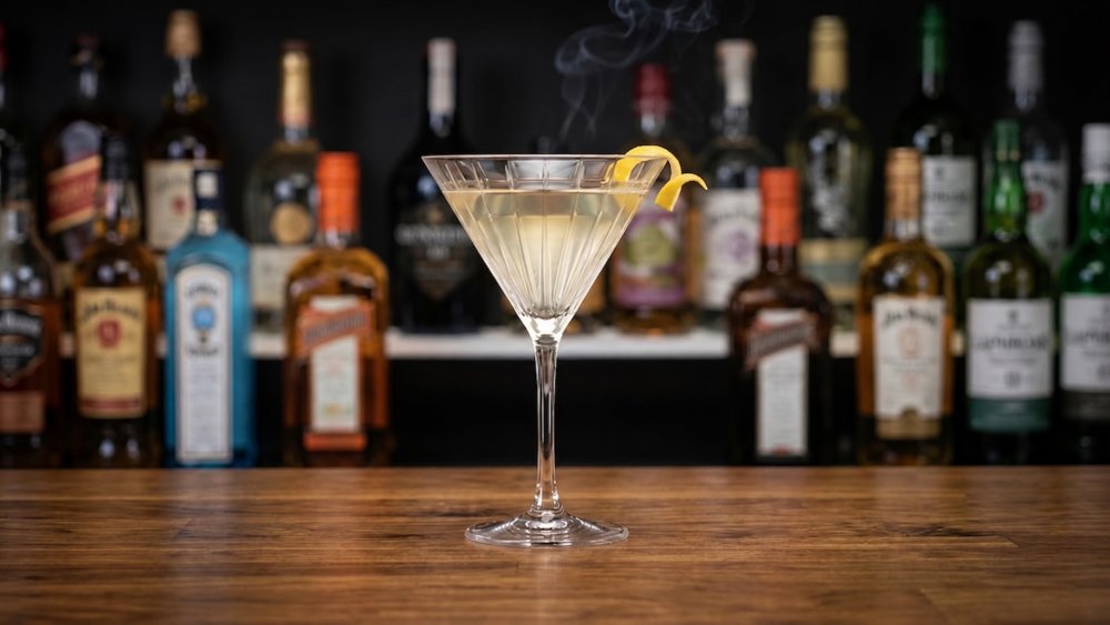 Pale Mist. Telecí pak můžete spárovat s neskonale suchým a neskonale dobrým drinkem Pale Mist z lehce slaného Ginu Mare Capri, Absolut vodky, bylinkového aperitivu Lillet Blanc a citronového twistu.