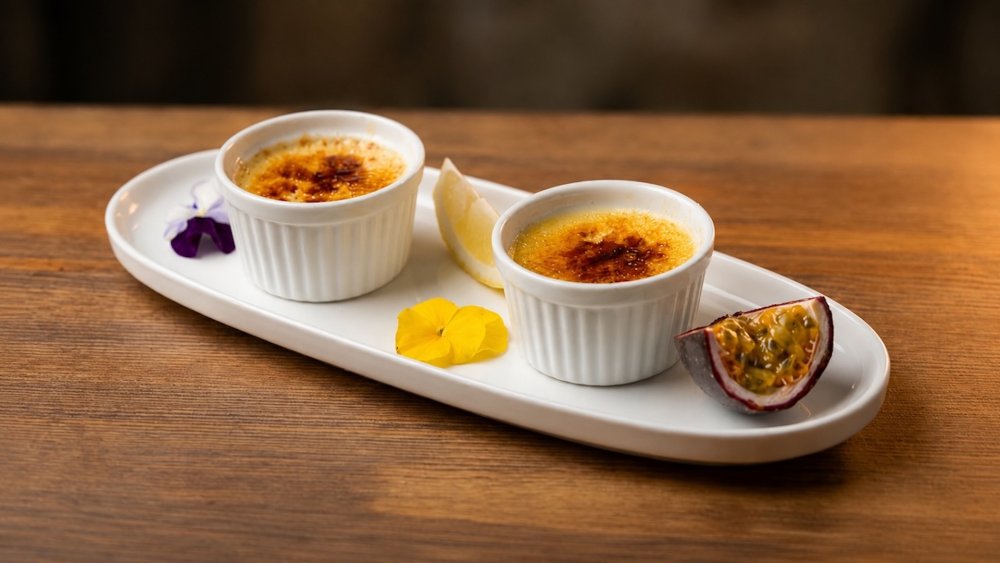 Symbolickým jedenáctým chodem je vždy dezert. V kapitole Bloom vsadili na jeden z nejslavnějších francouzských dezertů světa, crème brûlée. Servírují ho tu hned ve dvou variantách: citronové a marakujové.