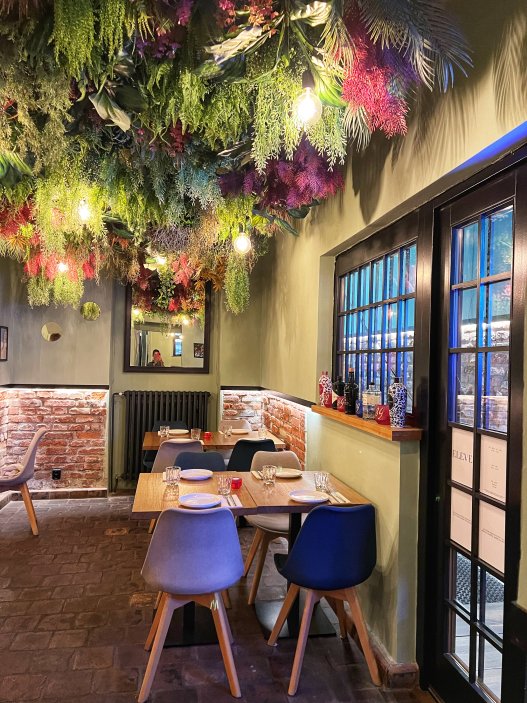Interiér restaurace Eleven