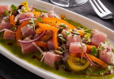 Ceviche z čerstvého tuňáka s jalapeño omáčkou, paprikou, cherry rajčaty, červenou cibulí, koriandrem a dýňovými semínky. Chuťově krásně svěží, intenzivní a lehce pikantní.