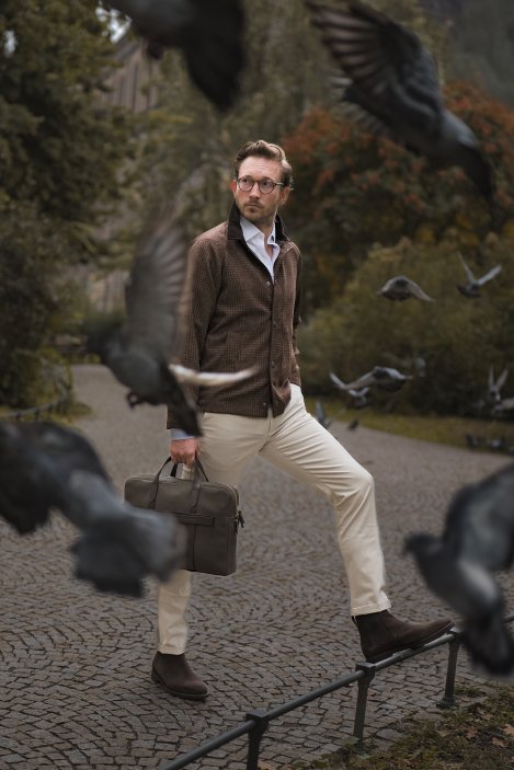Vlněná bomber bunda Barbour v hnědém Prince of Wales kostkování, chinos od Charles Tyrwhitt a španělské semišové perka od Berwick.