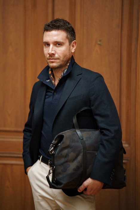 Sportovní sako a texturované polo tričko od značky Charles Tyrwhitt, doplněné víkendovou taškou od prémiové dánské značky Mismo.