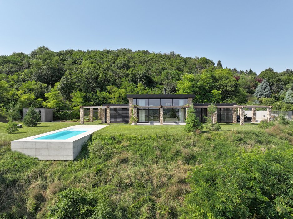 Na svahu pod nitranským Zoborem vznikl rodinný dům, který nestaví na okázalosti, ale na přesné práci s výhledem, světlem a materiály. Villa Vicus od studia sebastian nagy | architects otevírá každou obytnou místnost směrem k městu a Nitrianskému hradu.
