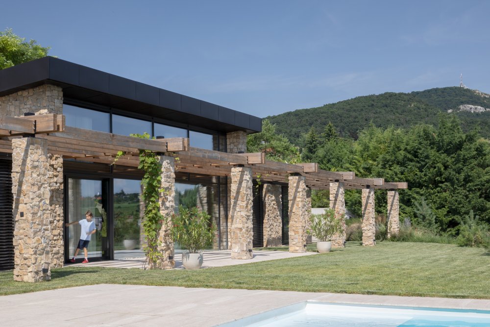 Na svahu pod nitranským Zoborem vznikl rodinný dům, který nestaví na okázalosti, ale na přesné práci s výhledem, světlem a materiály. Villa Vicus od studia sebastian nagy | architects otevírá každou obytnou místnost směrem k městu a Nitrianskému hradu.