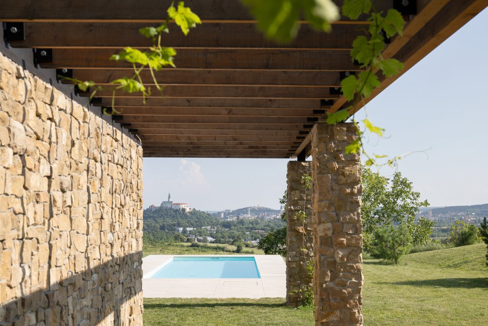Na svahu pod nitranským Zoborem vznikl rodinný dům, který nestaví na okázalosti, ale na přesné práci s výhledem, světlem a materiály. Villa Vicus od studia sebastian nagy | architects otevírá každou obytnou místnost směrem k městu a Nitrianskému hradu.