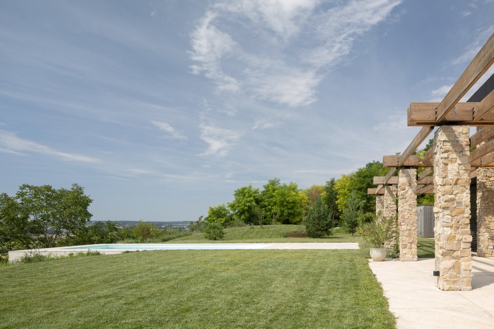 Na svahu pod nitranským Zoborem vznikl rodinný dům, který nestaví na okázalosti, ale na přesné práci s výhledem, světlem a materiály. Villa Vicus od studia sebastian nagy | architects otevírá každou obytnou místnost směrem k městu a Nitrianskému hradu.