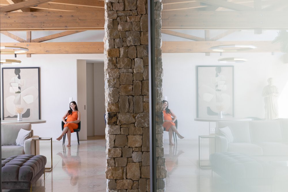 Na svahu pod nitranským Zoborem vznikl rodinný dům, který nestaví na okázalosti, ale na přesné práci s výhledem, světlem a materiály. Villa Vicus od studia sebastian nagy | architects otevírá každou obytnou místnost směrem k městu a Nitrianskému hradu.