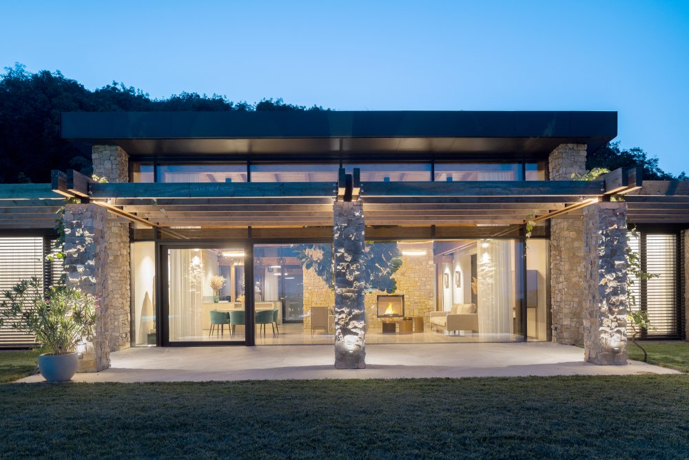 Na svahu pod nitranským Zoborem vznikl rodinný dům, který nestaví na okázalosti, ale na přesné práci s výhledem, světlem a materiály. Villa Vicus od studia sebastian nagy | architects otevírá každou obytnou místnost směrem k městu a Nitrianskému hradu.