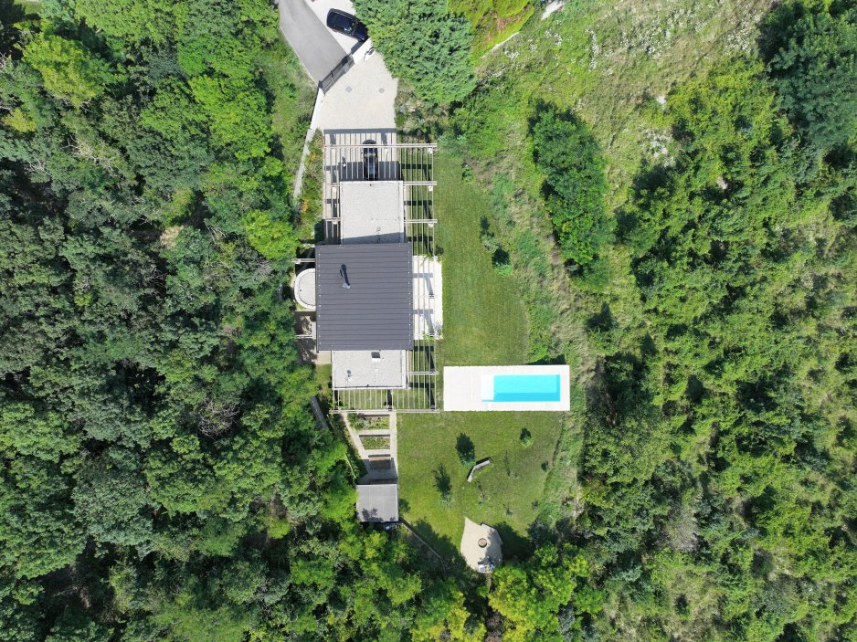 Na svahu pod nitranským Zoborem vznikl rodinný dům, který nestaví na okázalosti, ale na přesné práci s výhledem, světlem a materiály. Villa Vicus od studia sebastian nagy | architects otevírá každou obytnou místnost směrem k městu a Nitrianskému hradu.