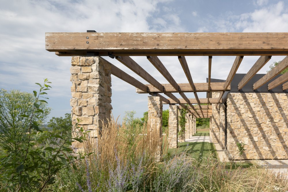 Na svahu pod nitranským Zoborem vznikl rodinný dům, který nestaví na okázalosti, ale na přesné práci s výhledem, světlem a materiály. Villa Vicus od studia sebastian nagy | architects otevírá každou obytnou místnost směrem k městu a Nitrianskému hradu.