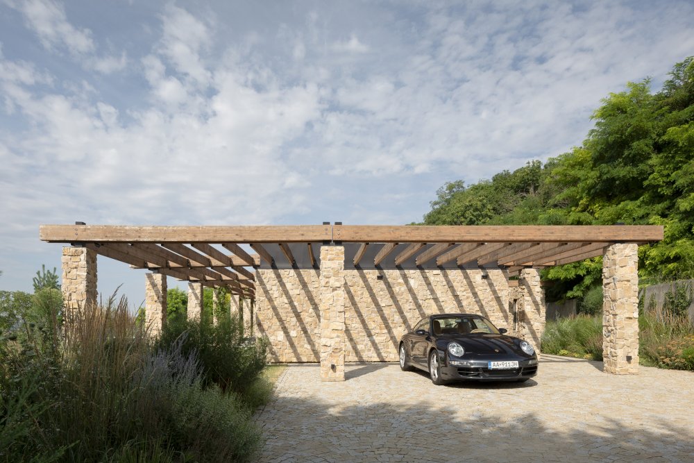 Na svahu pod nitranským Zoborem vznikl rodinný dům, který nestaví na okázalosti, ale na přesné práci s výhledem, světlem a materiály. Villa Vicus od studia sebastian nagy | architects otevírá každou obytnou místnost směrem k městu a Nitrianskému hradu.
