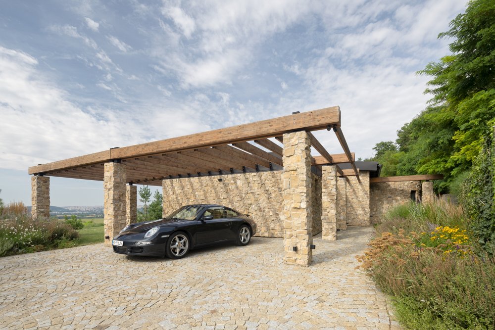 Na svahu pod nitranským Zoborem vznikl rodinný dům, který nestaví na okázalosti, ale na přesné práci s výhledem, světlem a materiály. Villa Vicus od studia sebastian nagy | architects otevírá každou obytnou místnost směrem k městu a Nitrianskému hradu.