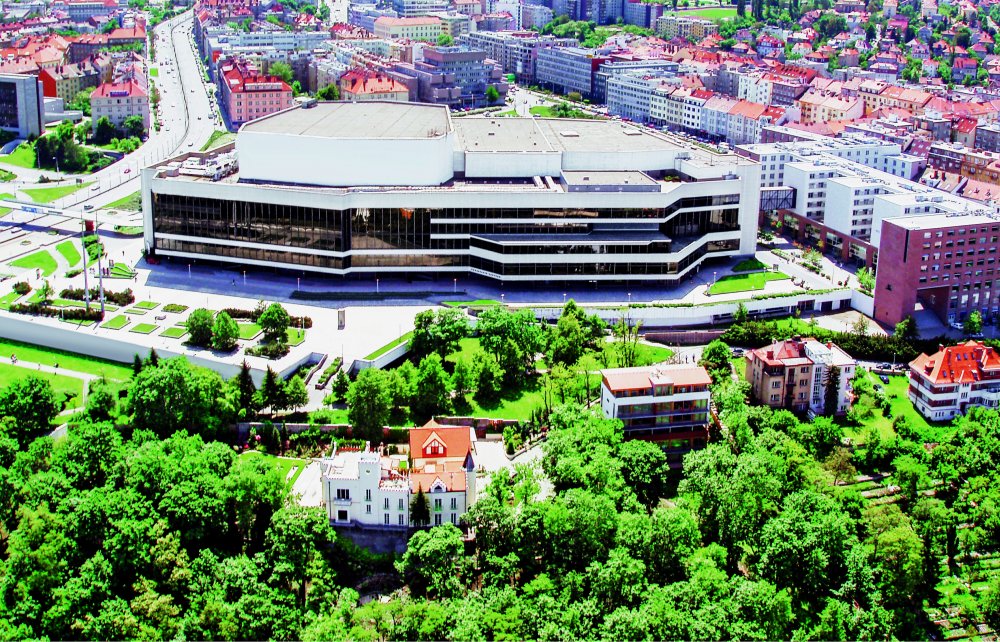 Stavbu navrhli čtyři architekti tehdejšího Vojenského projektového ústavu - Jaroslav Mayer, Vladimír Ustohal, Antonín Vaněk a Josef Karlík.