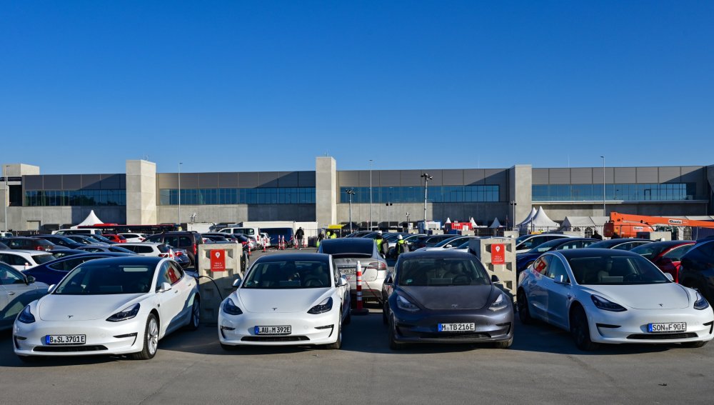 Oficiálního otevření gigafactory se zúčastnil i šéf automobilky Elon Musk.
