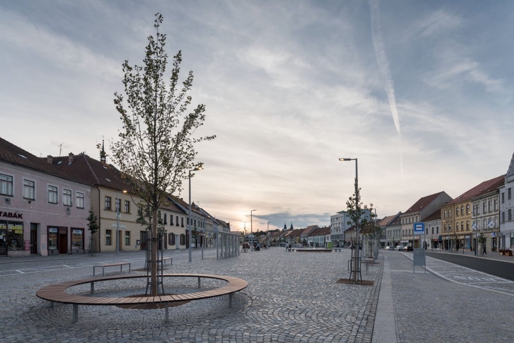 Obnova Karlova náměstí v Třebíči podle návrhu Atelieru RAW staví na jasné kompozici centrální plochy, pravidelném rytmu dlažby, zeleně, mobiliáře a osvětlení. Cílem je vytvořit kompaktní městský prostor, který navazuje na historický charakter náměstí a zároveň odpovídá současným potřebám města.