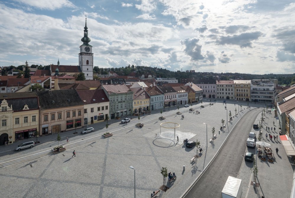 Obnova Karlova náměstí v Třebíči od Atelieru RAW vrací jednomu z největších českých náměstí jasný řád, přehlednější pohyb a důstojnější podobu centrálního městského prostoru. Návrh počítá také s rehabilitací historických prvků, včetně kašen a pomníku Cyrila a Metoděje.