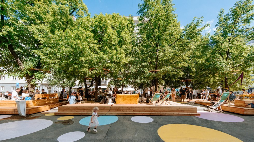 Projekt Oživení Jarošky od Kanceláře architekta města Brna proměňuje část třídy Kapitána Jaroše prostřednictvím taktického urbanismu. Dočasná úprava nahrazuje parkovací místa pobytovým prostorem s mobiliářem, zelení a osvětlením a testuje, jak může jedna z nejvýznamnějších brněnských ulic lépe sloužit chodcům i městskému životu.