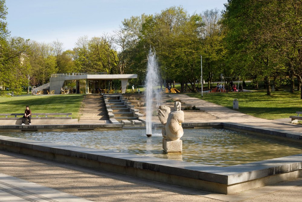 Z původní monumentální vodní kompozice zůstaly zachovány kaskády a fontána v ose na Hněvín. Nová kavárna, podium, hřiště a výsadba navazují na historickou skladbu parku a dávají mu současnou městskou funkci.