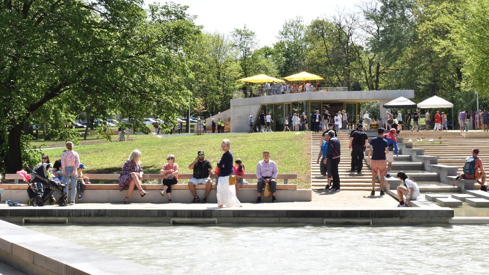 Park Střed v Mostě vznikl jako součást urbanistického konceptu nového města po zániku historického centra. Revitalizace od Rehwaldt Landscape Architects a Atelieru Hoffman hledá rovnováhu mezi původní podobou parku a dnešními potřebami obyvatel.