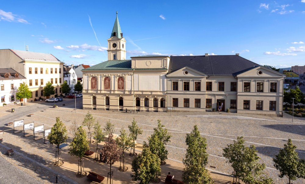 Masarykovo náměstí v Mnichově Hradišti se po revitalizaci od Rehwaldt Landscape Architects proměnilo z prostoru autobusového nádraží a parkoviště v reprezentativní městské náměstí pro setkávání, odpočinek i společenské akce.