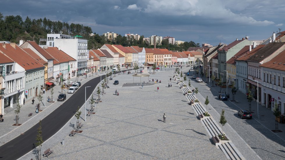 Třebíčské Karlovo náměstí patří k největším náměstím v Česku. Návrh od Atelieru RAW pracuje s přehledným uspořádáním dopravy, pěšího pohybu a centrální plochy tak, aby prostor lépe sloužil obchodním, kulturním i společenským funkcím města.