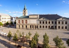 Masarykovo náměstí v Mnichově Hradišti se po revitalizaci od Rehwaldt Landscape Architects proměnilo z prostoru autobusového nádraží a parkoviště v reprezentativní městské náměstí pro setkávání, odpočinek i společenské akce.