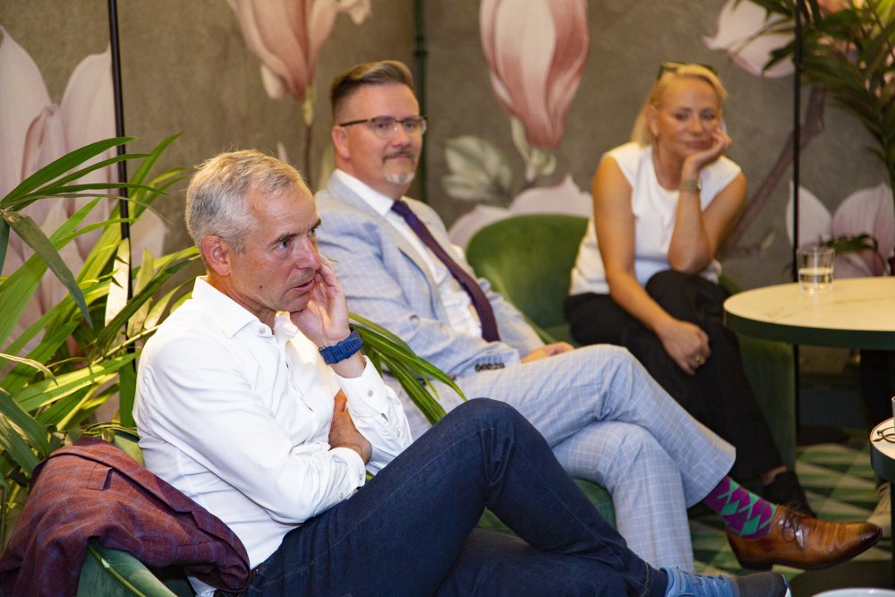 Jan Sadil (JRD), Eduard Forejt (Passer Invest Group) a Adriana Krnáčová, bývalá primátorka Prahy, v debatě o rozvoji hlavního města