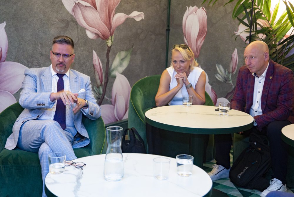 Eduard Forejt (Passer Invest Group) Adriana Krnáčová (bývalá primátorka Prahy) a Tomáš Jelínek, výkonný ředitel realitní společnosti Century 21