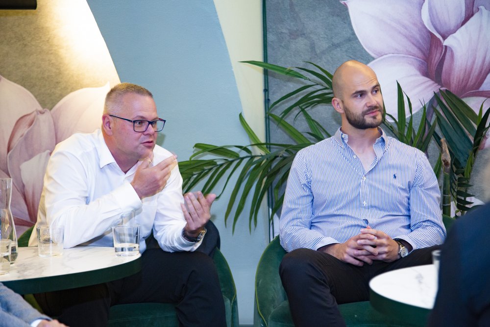 Analytik společnosti KPMG Pavel Dostál (vlevo) a šéf aktivit společnosti Corwin v Česku Jakub Dobrý