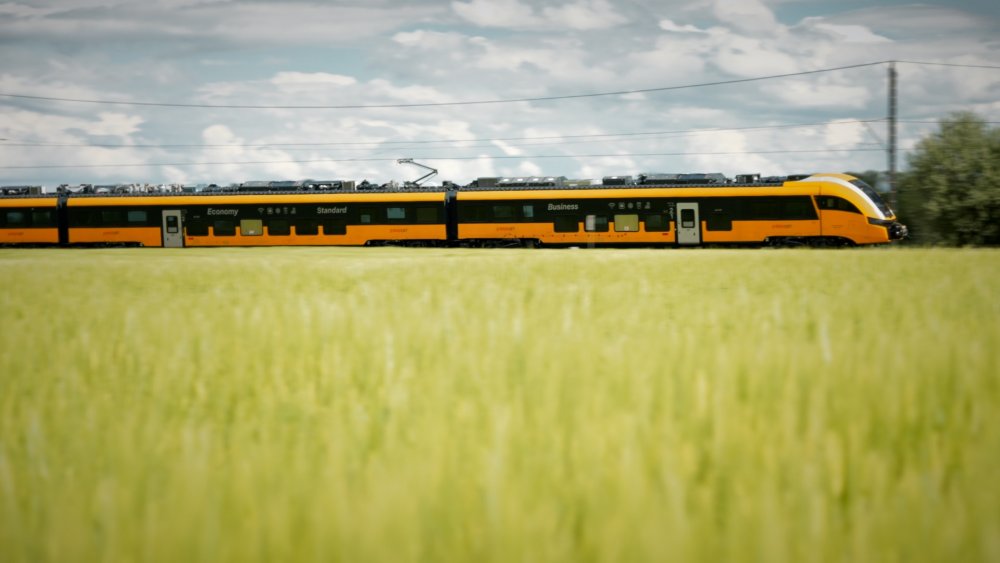 Podívejte se na první snímky nové jednotky Pesa, kterou RegioJet testuje pro linku z Prahy přes Vysočinu do Brna a Jihlavy. Vlak má nabídnout rychlost až 200 km/h, vyšší komfort i služby, které mají z cesty po kolejích udělat skutečnou alternativu k dálnici D1.