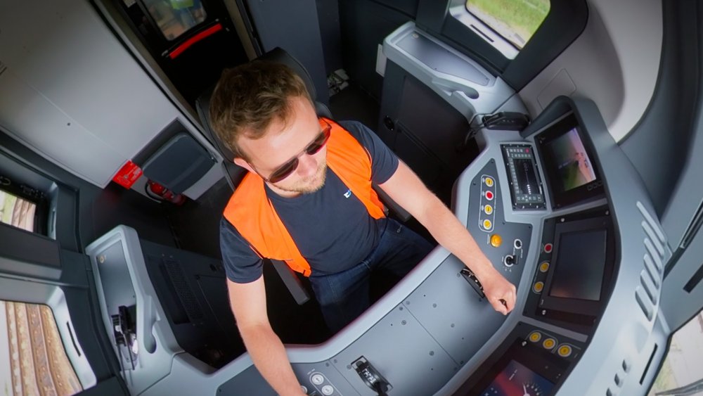 Podívejte se na první snímky nové jednotky Pesa, kterou RegioJet testuje pro linku z Prahy přes Vysočinu do Brna a Jihlavy. Vlak má nabídnout rychlost až 200 km/h, vyšší komfort i služby, které mají z cesty po kolejích udělat skutečnou alternativu k dálnici D1.