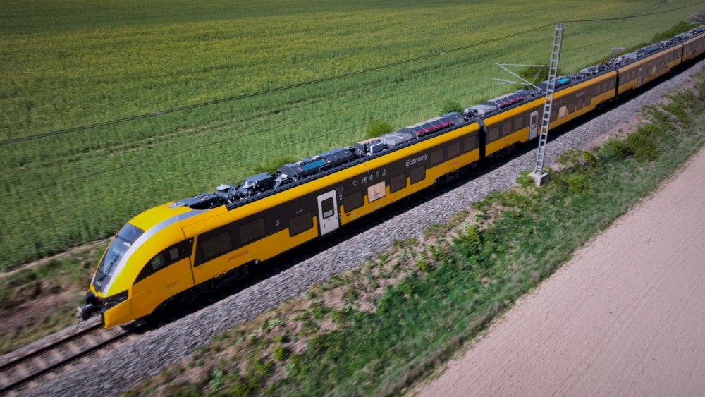 Podívejte se na první snímky nové jednotky Pesa, kterou RegioJet testuje pro linku z Prahy přes Vysočinu do Brna a Jihlavy. Vlak má nabídnout rychlost až 200 km/h, vyšší komfort i služby, které mají z cesty po kolejích udělat skutečnou alternativu k dálnici D1.