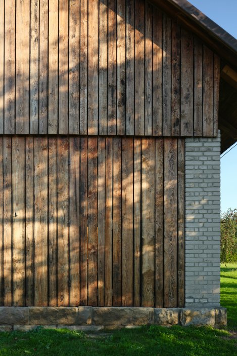 Na první pohled stará stodola, uvnitř moderní bydlení za 4,5 milionu korun. Galerie ukazuje, jak se z nevyužité hospodářské stavby stal malý dům pro sezonní pobyt — bez bourání, bez chalupářské stylizace a s respektem k původnímu venkovskému prostoru.