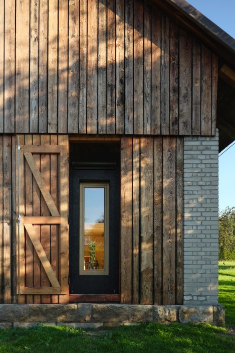 Na první pohled stará stodola, uvnitř moderní bydlení za 4,5 milionu korun. Galerie ukazuje, jak se z nevyužité hospodářské stavby stal malý dům pro sezonní pobyt — bez bourání, bez chalupářské stylizace a s respektem k původnímu venkovskému prostoru.