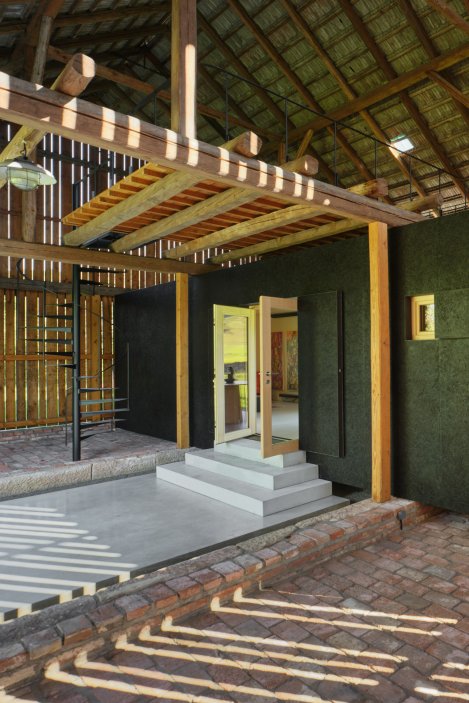 Na první pohled stará stodola, uvnitř moderní bydlení za 4,5 milionu korun. Galerie ukazuje, jak se z nevyužité hospodářské stavby stal malý dům pro sezonní pobyt — bez bourání, bez chalupářské stylizace a s respektem k původnímu venkovskému prostoru.