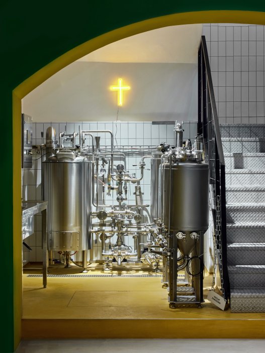 Pivovar Matuška ukazuje, že silný gastro koncept nestojí jen na pivu a jídle, ale i na atmosféře. Interiér pracuje se syrovými stěnami, světelnými instalacemi a výraznými kresbami Jakuba Matušky alias Maskera. Výsledkem je prostor, který nepůsobí sterilně, ale živě, autenticky a okamžitě rozpoznatelně.