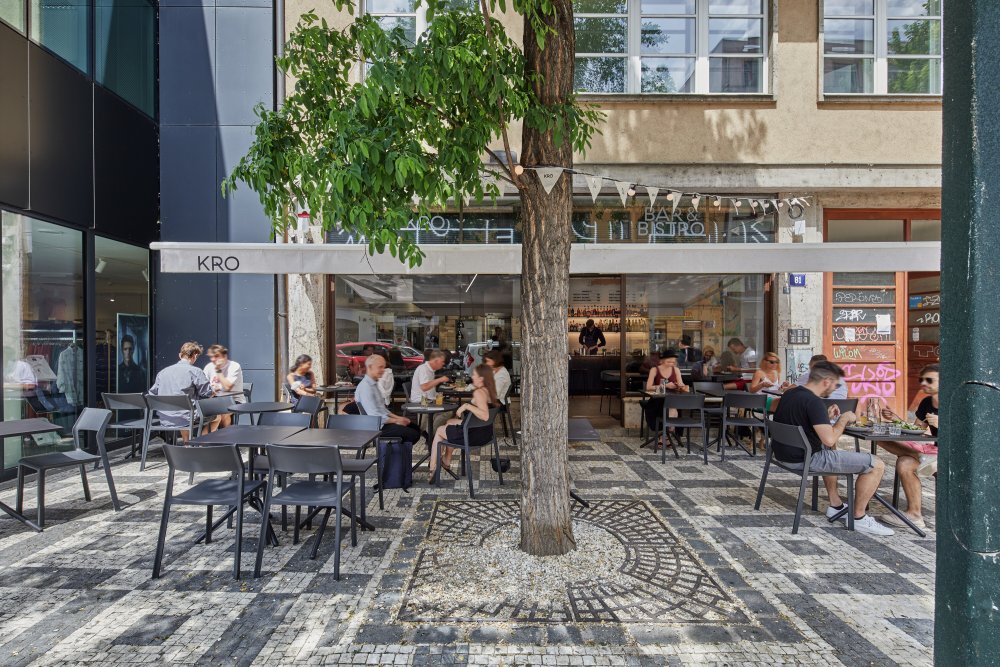 Kro ukazuje, jak silně může design pracovat s identitou značky. Otevřená kuchyně, bar jako centrum dění, výrazná grafika i autorské ilustrace vytvářejí prostor, který nepůsobí jen jako restaurace, ale jako živý vizuální koncept. Právě propojení architektury, jídla a grafického rukopisu dává Kro jasně rozpoznatelnou tvář.