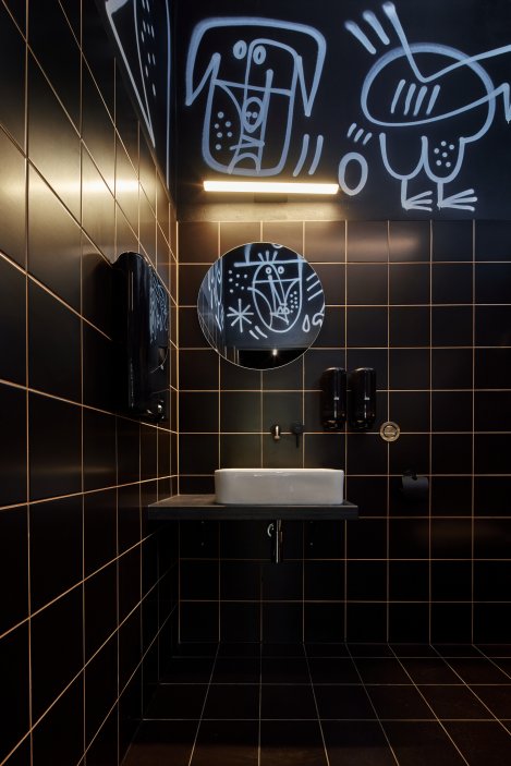 Kro ukazuje, jak silně může design pracovat s identitou značky. Otevřená kuchyně, bar jako centrum dění, výrazná grafika i autorské ilustrace vytvářejí prostor, který nepůsobí jen jako restaurace, ale jako živý vizuální koncept. Právě propojení architektury, jídla a grafického rukopisu dává Kro jasně rozpoznatelnou tvář.