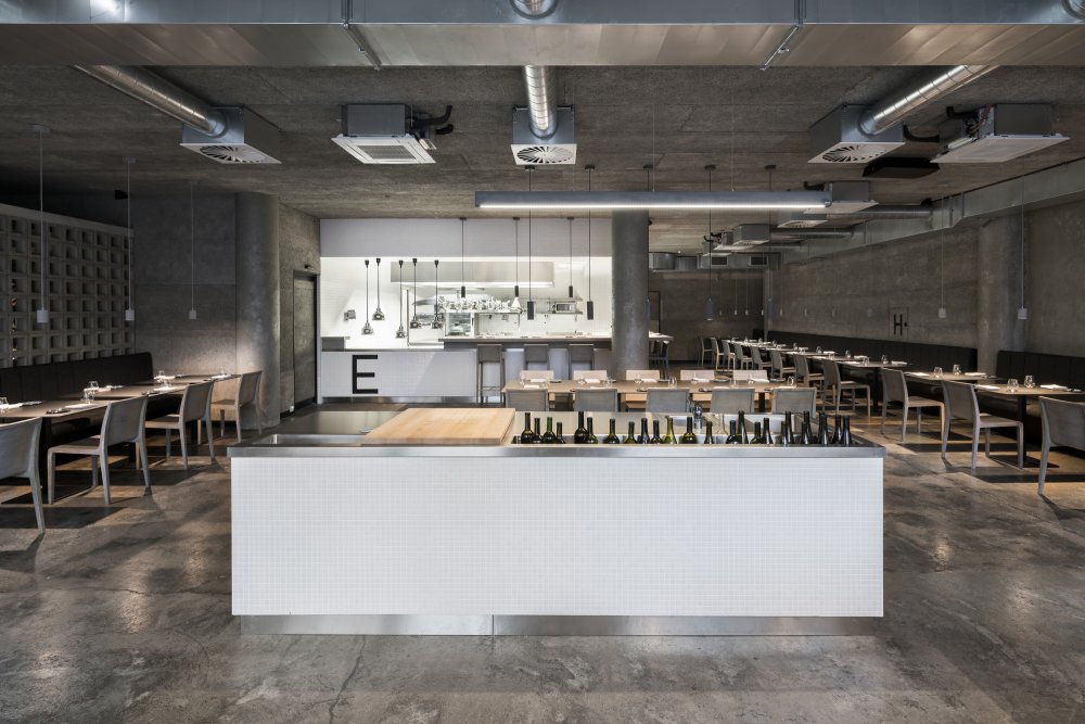 The Eatery ukazuje, že výrazný gastronomický prostor nemusí působit okázale ani dokonale uhlazeně. Interiér pracuje s civilní atmosférou, otevřeností a uměleckými zásahy, které podniku dodávají osobitý charakter. Výsledkem je místo, kde se design nesnaží zastínit jídlo, ale vytváří autentické prostředí, které si host snadno zapamatuje.