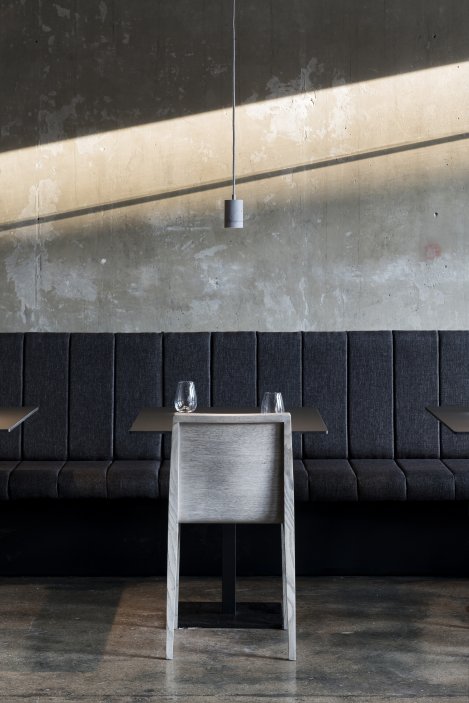 The Eatery ukazuje, že výrazný gastronomický prostor nemusí působit okázale ani dokonale uhlazeně. Interiér pracuje s civilní atmosférou, otevřeností a uměleckými zásahy, které podniku dodávají osobitý charakter. Výsledkem je místo, kde se design nesnaží zastínit jídlo, ale vytváří autentické prostředí, které si host snadno zapamatuje.