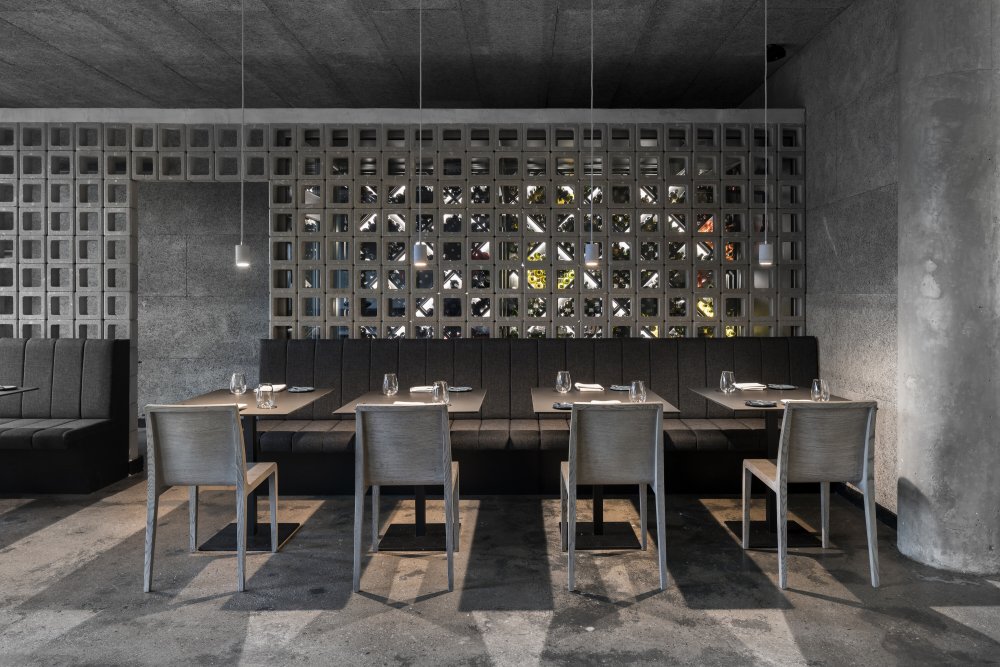 The Eatery ukazuje, že výrazný gastronomický prostor nemusí působit okázale ani dokonale uhlazeně. Interiér pracuje s civilní atmosférou, otevřeností a uměleckými zásahy, které podniku dodávají osobitý charakter. Výsledkem je místo, kde se design nesnaží zastínit jídlo, ale vytváří autentické prostředí, které si host snadno zapamatuje.