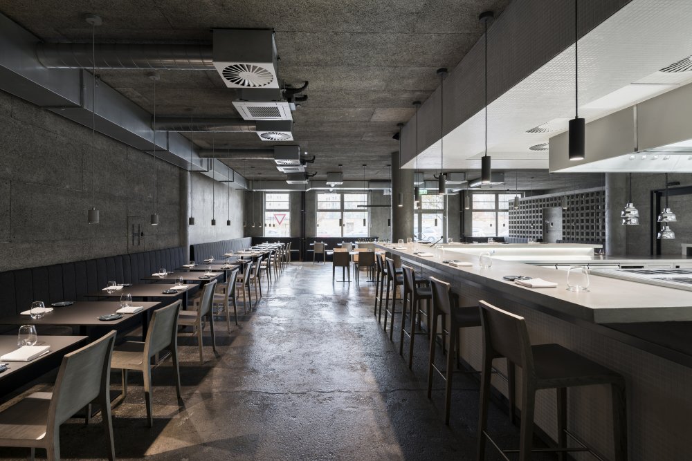 The Eatery ukazuje, že výrazný gastronomický prostor nemusí působit okázale ani dokonale uhlazeně. Interiér pracuje s civilní atmosférou, otevřeností a uměleckými zásahy, které podniku dodávají osobitý charakter. Výsledkem je místo, kde se design nesnaží zastínit jídlo, ale vytváří autentické prostředí, které si host snadno zapamatuje.