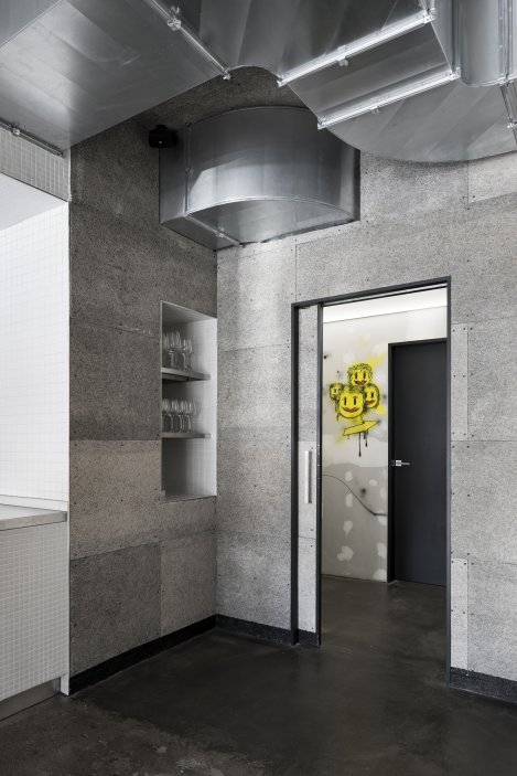 The Eatery ukazuje, že výrazný gastronomický prostor nemusí působit okázale ani dokonale uhlazeně. Interiér pracuje s civilní atmosférou, otevřeností a uměleckými zásahy, které podniku dodávají osobitý charakter. Výsledkem je místo, kde se design nesnaží zastínit jídlo, ale vytváří autentické prostředí, které si host snadno zapamatuje.