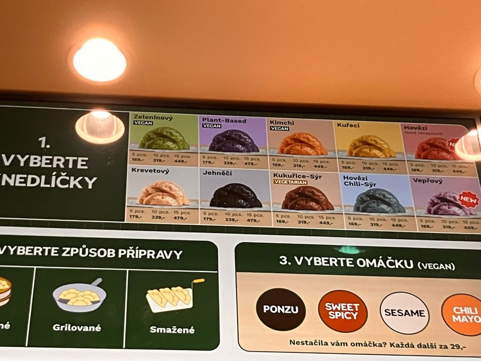 Kromě bůčku si můžete dát asijské nadýchané bulky bao buns z kynutého těsta s kuřecím masem či tofu, případně nudle. Na výběr jsou také tři druhy donburi, tradičních asijských rýžových misek s masem a zeleninou.