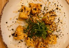 Crispy Tofu s furikake posypkou