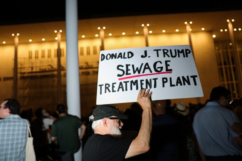 Dělníci 13. června 2026 ráno začali z fasády Kennedyho centra ve Washingtonu sundávat jméno amerického prezidenta Donalda Trumpa.